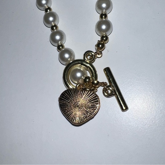 FINAL SALE | faux pearl necklace with a gold heart pendant - Picture 3 of 6
